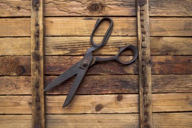 ahşap zemin üzerinde eski makas