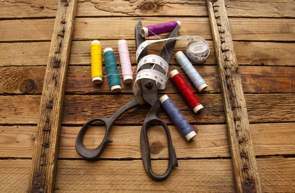 Винтажный фон с швейными инструментами — стоковое фото