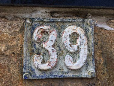 Vintage grunge kare metal paslı plaka numarası