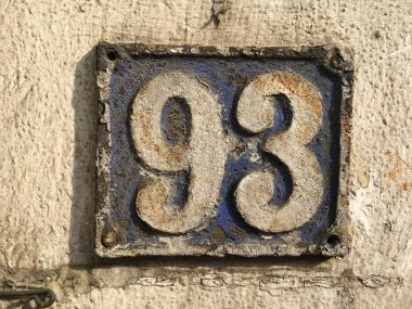 Vintage grunge kare metal paslı plaka numarası