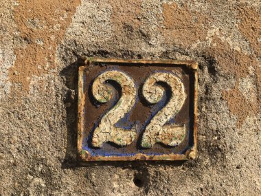 Vintage grunge kare metal paslı plaka numarası