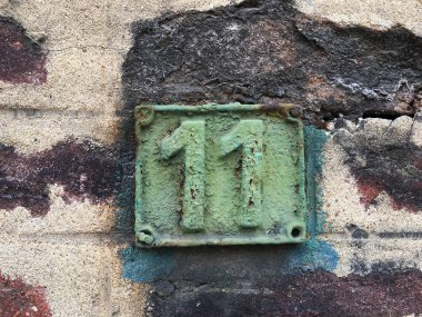 Vintage grunge kare metal paslı plaka numarası