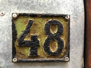 Vintage grunge kare metal paslı plaka numarası