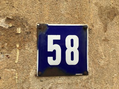 Vintage grunge kare metal paslı plaka numarası