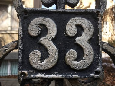 Vintage grunge kare metal paslı plaka numarası