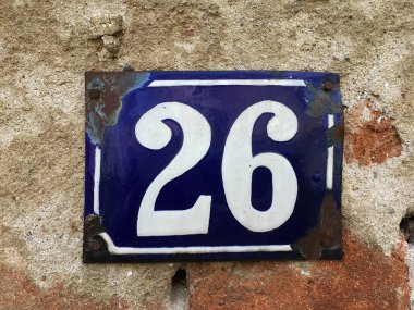 Vintage grunge kare metal paslı plaka numarası