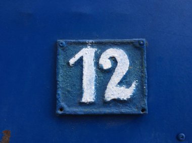 Vintage grunge kare metal paslı plaka numarası