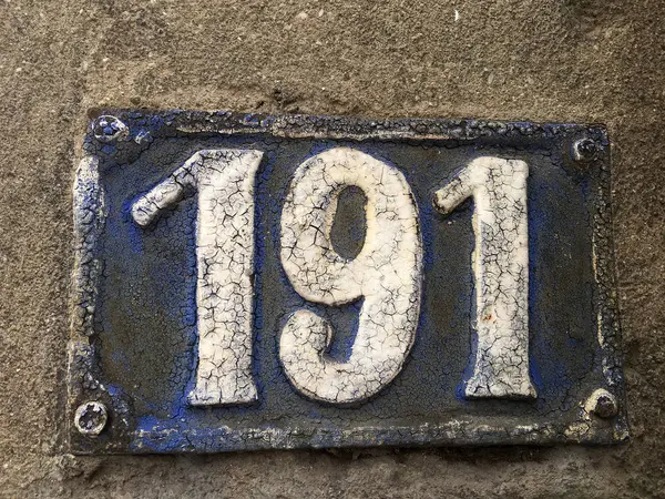 Vintage grunge cuadrado de metal oxidado placa de número —  Fotos de Stock