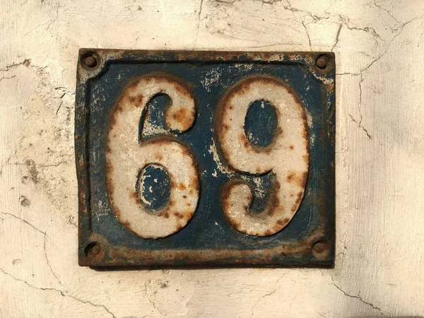 Vintage grunge carré métal plaque rouillée de numéro — Photo