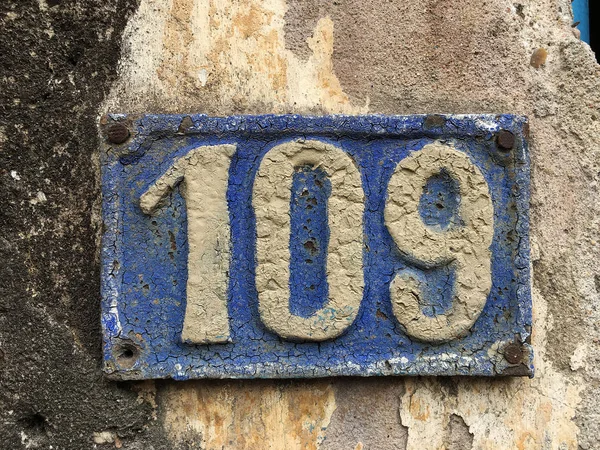 Vintage grunge square metal rusty plate of number — Stock Photo, Image