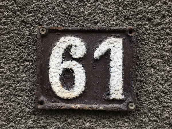 Vintage grunge cuadrado de metal oxidado placa de número — Foto de Stock
