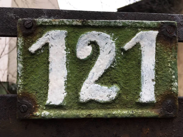 Vintage grunge kare metal paslı plaka numarası