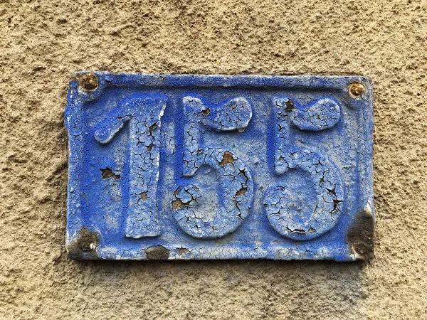 Vintage grunge cuadrado de metal oxidado placa de número —  Fotos de Stock