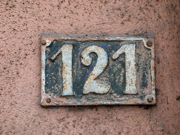 Vintage grunge cuadrado de metal oxidado placa de número — Foto de Stock