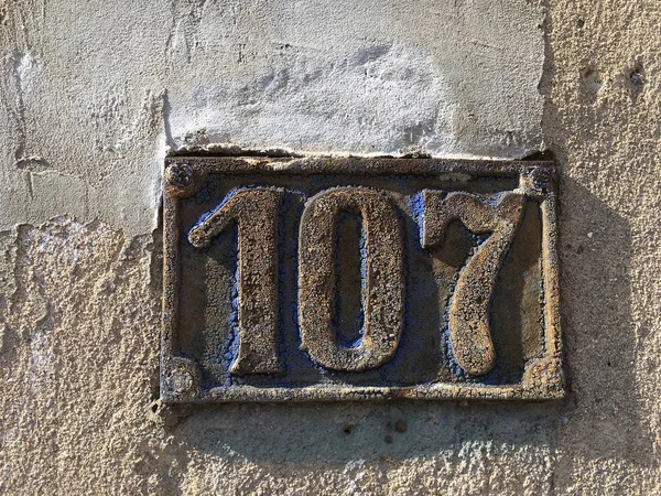 Vintage grunge square metal rusty plate of number — Stock Photo, Image