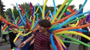 Sofia, Bulgaristan - 10 Haziran 2017: 10 Sofia Gay Pride kutlama insanlar