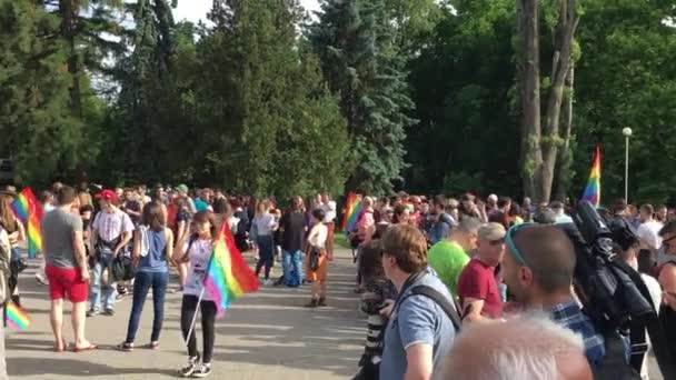 Sofia, Bulgarije - 10 juni 2017: Mensen vieren op de 10e Sofia Gay Pride — Stockvideo