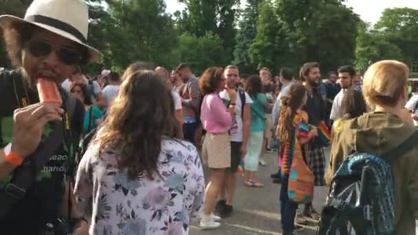 Sofia, bulgaria - 10. Juni 2017: Menschen feiern bei der 10. sofia gay pride — Stockvideo