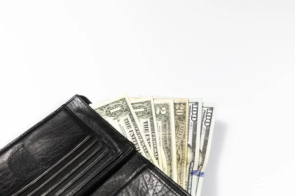 Peněženka na bílém pozadí s vyčnívajícími penězi — Stock fotografie