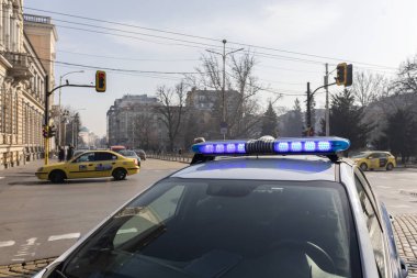Polis barikatta nöbet tutuyor, polis arabası bloğu.
