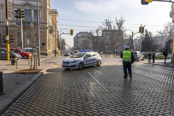 Поліцейські стоять на перехресті, поліцейський автомобільний блок.. — стокове фото
