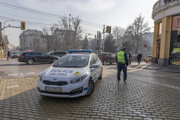 Поліцейські стоять на перехресті, поліцейський автомобільний блок.. — стокове фото