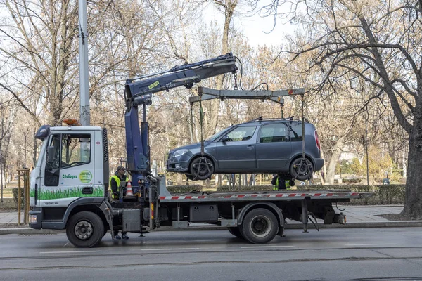 Belediye hizmetleri Sofya 'da yasadışı park halindeki aracı tahliye etti.
