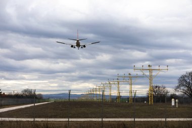 Uçak iniş gecesi havaalanı pisti 