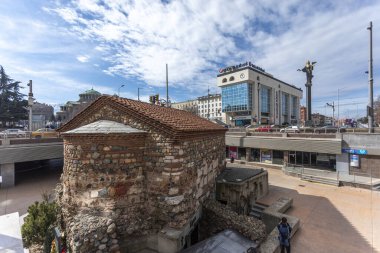 Sofya, Bulgaristan - 23 Şubat 2020: St. Petka Sofya 'da işleyen az sayıdaki ortaçağ kilisesinden biri. Tapınak başkentin tam merkezinde (antik Serdika 'da) yer almaktadır.)