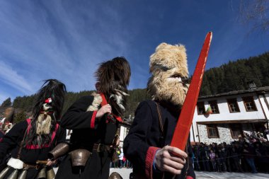 Shiroka Laka, Bulgaristan - 01 Mart 2020: Shiroka Laka Bulgaristan 'da maskeli balo festivali. Kukeri adındaki maskeli insanlar kötü ruhları korkutmak için dans edip gösteri yapıyorlar. Fotoğraf 1 Mart 2020 'de çekildi. 