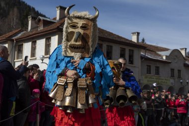 Shiroka Laka, Bulgaristan - 01 Mart 2020: Shiroka Laka Bulgaristan 'da maskeli balo festivali. Kukeri adındaki maskeli insanlar kötü ruhları korkutmak için dans edip gösteri yapıyorlar. Fotoğraf 1 Mart 2020 'de çekildi. 