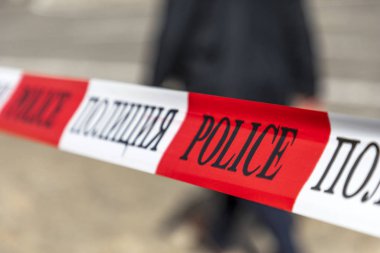 Metin içeren kırmızı ve beyaz polis şeridi: Polis hattı kamu erişim alanı dışında bir virajı geçmiyor.