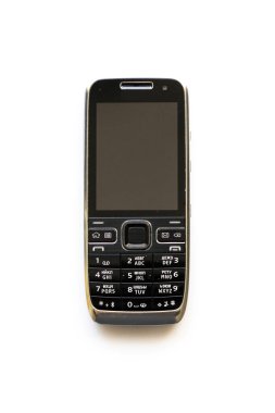 Beyaz arka planda eski bir cep telefonu var. Eski, eski bir cep telefonu..