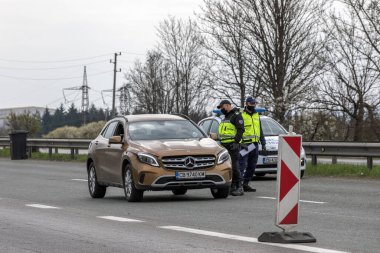 Sofya, Bulgaristan - 20 Mart 2020: Polis Sofya 'nın girişini kontrol ediyor, Bulgaristan' ın başkenti COVID -19 virüsü tarafından karantinaya alındı, fotoğraf 20 Mart 2020 'de çekildi, Sofya, Bulgaristan.