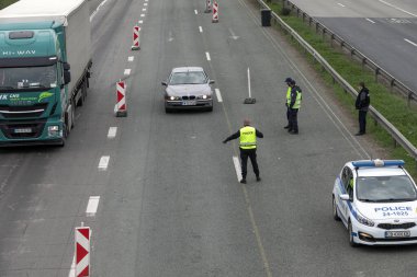 Sofya, Bulgaristan - 20 Mart 2020: Polis Sofya 'nın girişini kontrol ediyor, Bulgaristan' ın başkenti COVID -19 virüsü tarafından karantinaya alındı, fotoğraf 20 Mart 2020 'de çekildi, Sofya, Bulgaristan.