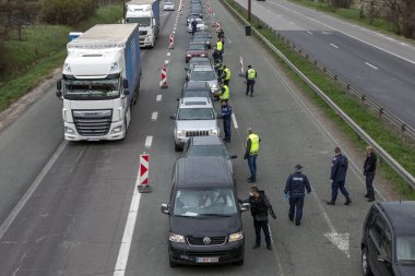 Sofya, Bulgaristan - 20 Mart 2020: Polis Sofya 'nın girişini kontrol ediyor, Bulgaristan' ın başkenti COVID -19 virüsü tarafından karantinaya alındı, fotoğraf 20 Mart 2020 'de çekildi, Sofya, Bulgaristan.