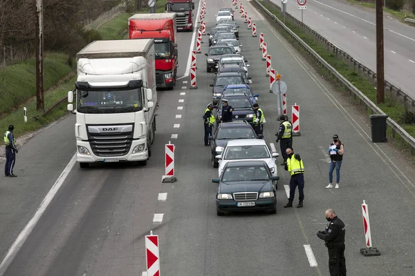 Sofya, Bulgaristan - 20 Mart 2020: Polis Sofya 'nın girişini kontrol ediyor, Bulgaristan' ın başkenti COVID -19 virüsü tarafından karantinaya alındı, fotoğraf 20 Mart 2020 'de çekildi, Sofya, Bulgaristan.