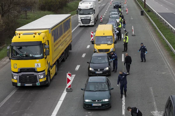 Sofya, Bulgaristan - 20 Mart 2020: Polis Sofya 'nın girişini kontrol ediyor, Bulgaristan' ın başkenti COVID -19 virüsü tarafından karantinaya alındı, fotoğraf 20 Mart 2020 'de çekildi, Sofya, Bulgaristan.