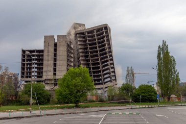 Bir dizi patlamadan sonra bina çöker.. 