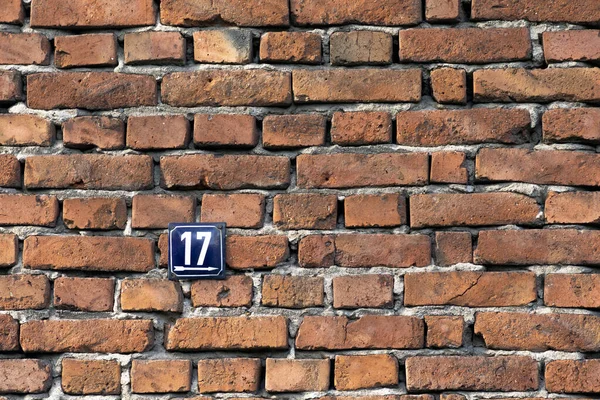 Nummer Zeventien Een Metalen Bord Een Rode Bakstenen Muur Van — Stockfoto