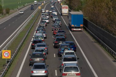 Sofya, Bulgaristan - 30 Nisan 2020: Polis Sofya 'nın çıkışını kontrol ediyor, Bulgaristan' ın başkenti COVID -19 virüsü tarafından karantinaya alındı, fotoğraf 20 Nisan 2020 'de çekildi, Sofya, Bulgaristan.