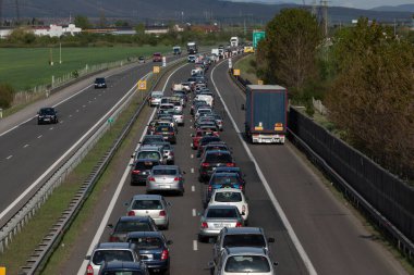 Sofya, Bulgaristan - 30 Nisan 2020: Polis Sofya 'nın çıkışını kontrol ediyor, Bulgaristan' ın başkenti COVID -19 virüsü tarafından karantinaya alındı, fotoğraf 20 Nisan 2020 'de çekildi, Sofya, Bulgaristan.