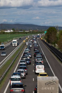 Sofya, Bulgaristan - 30 Nisan 2020: Polis Sofya 'nın çıkışını kontrol ediyor, Bulgaristan' ın başkenti COVID -19 virüsü tarafından karantinaya alındı, fotoğraf 20 Nisan 2020 'de çekildi, Sofya, Bulgaristan.