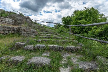 Bulgaristan 'ın Tatul kenti yakınlarında yer alan Trakya tapınağı, M.Ö. 2' nci yüzyılda kayada oyulmuş bir mezar taşı..