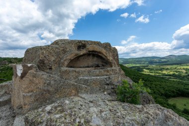 Bulgaristan 'ın Tatul kenti yakınlarında yer alan Trakya tapınağı, M.Ö. 2' nci yüzyılda kayada oyulmuş bir mezar taşı..