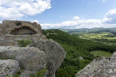 Bulgaristan 'ın Tatul kenti yakınlarında yer alan Trakya tapınağı, M.Ö. 2' nci yüzyılda kayada oyulmuş bir mezar taşı..
