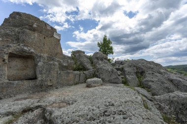 Bulgaristan 'ın Tatul kenti yakınlarında yer alan Trakya tapınağı, M.Ö. 2' nci yüzyılda kayada oyulmuş bir mezar taşı..
