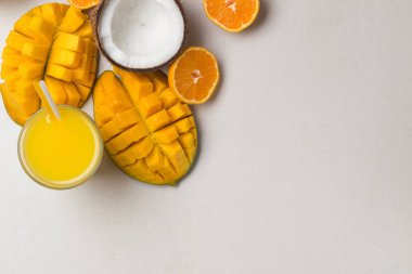 Taze tropikal meyve suyundan