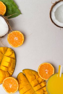 Taze tropikal meyve suyundan