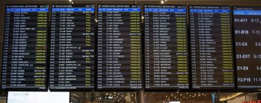 İstanbul - Türkiye Mart 2020: Coronavirus covid-19 salgını nedeniyle uçuşun iptal edildiğini gösteren kalkış saatleri.